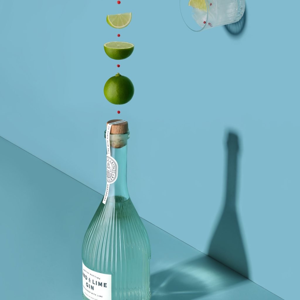 Fotoritoccatore Ritoccatore Fotoritocco Ritoccatrice Lind & Lime Gin in a metaphyisical space with lime and pepper grains floating, made in collaboration with Kato product image